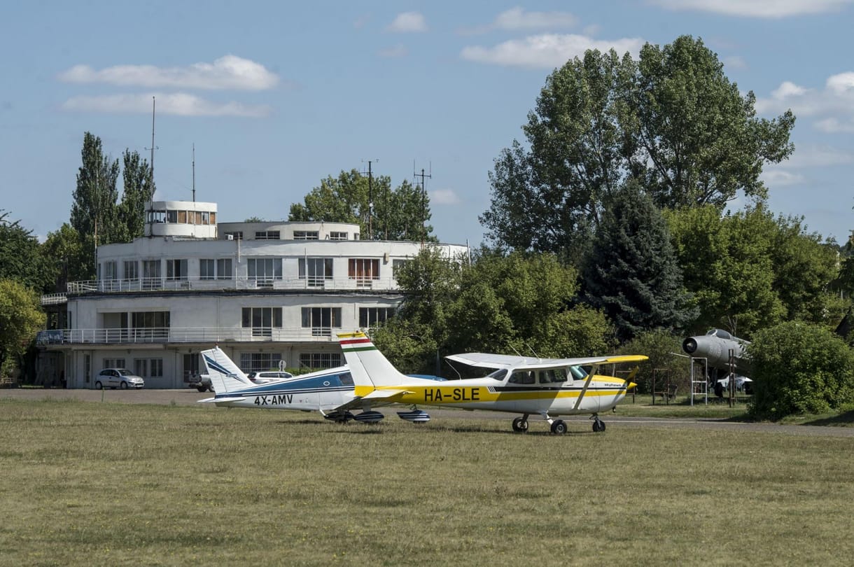 „Gyönyörű és egy igazi időkapszula” – a CNN felfedezte a Budaörsi Repülőteret