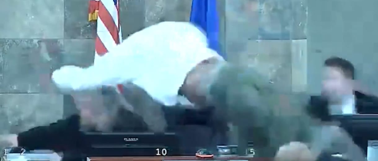 Videón, ahogy egy elítélt rátámad a bírónőre, aki nem hagyta jóvá a próbaidőre bocsátását