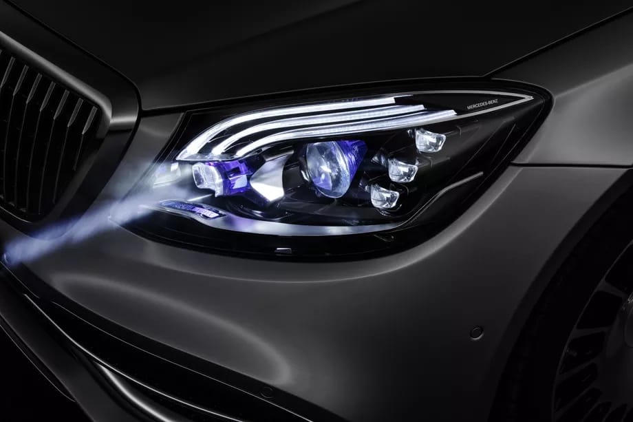 Olyan fényszórót fejlesztett a Mercedes, aminek minden autóban ott lenne a helye