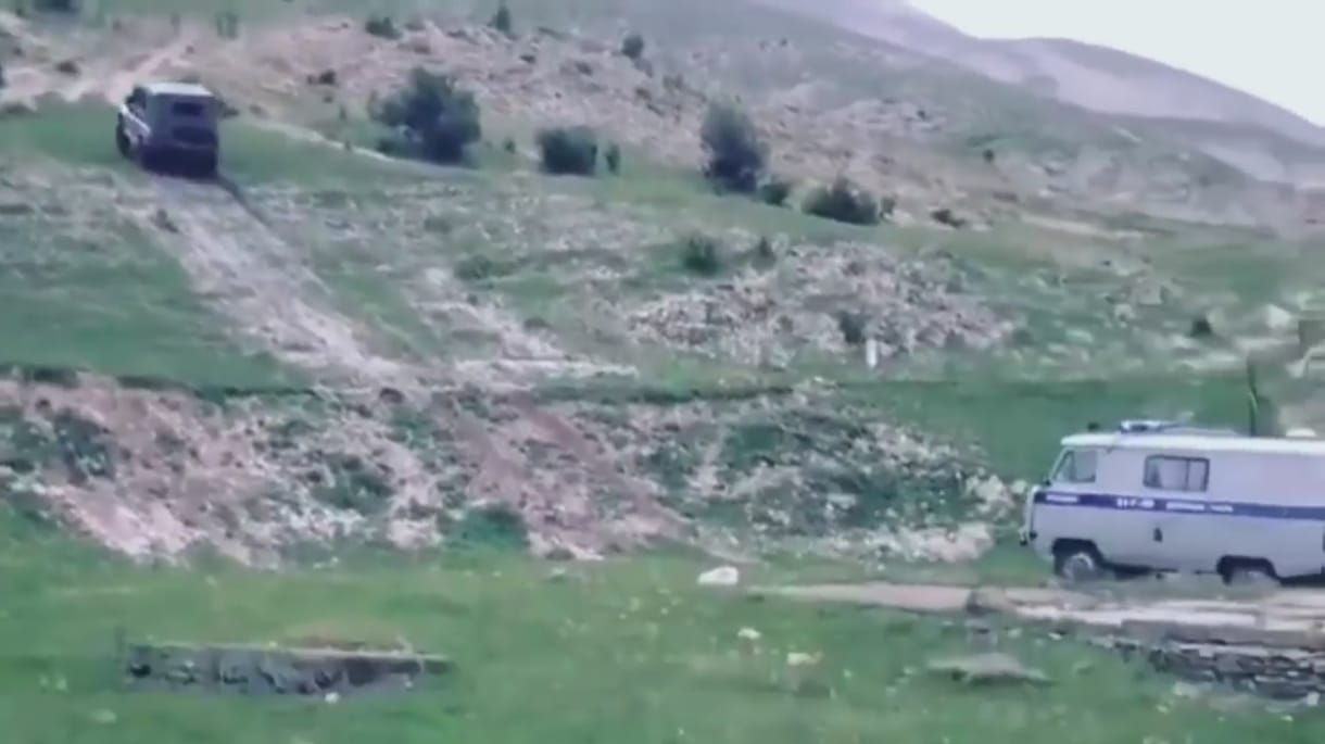 Győzött az UAZ terepjáró: faképnél hagyta a rendőröket a menekülő autós – videó