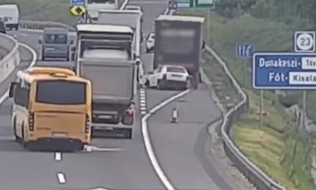 Merészen váltott sávot, kamion alá szorult az autó az M2-esen – videó