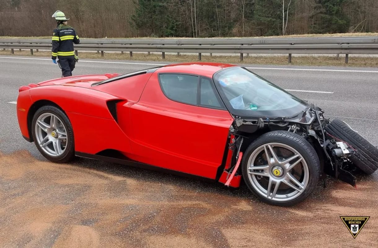 Csúnyán összetörtek egy igazi ritkaságnak számító Ferrari Enzót