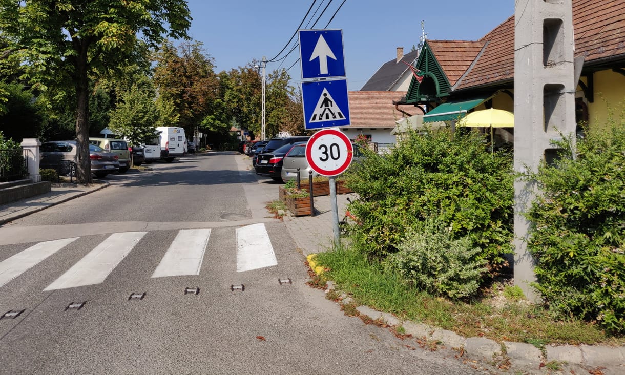 Nem látja? Na látja! Ilyen veszélyes egy solymári zebra