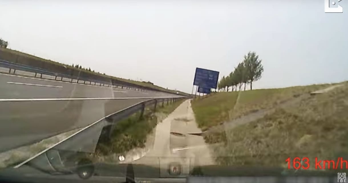 Elaludt, 160 km/h-val balesetezett a sofőr az M6-oson – videó