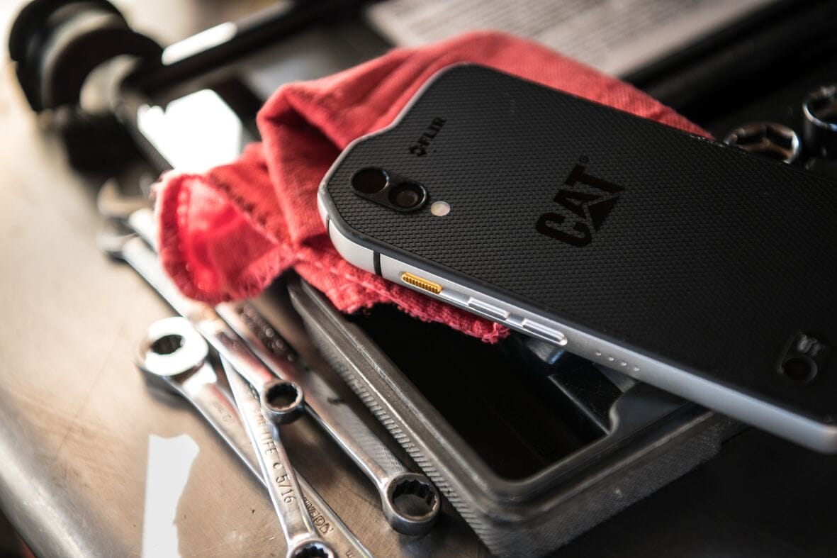 Itt egy kinyírhatatlan mobil: a Caterpillar telefonja kész szerszámosláda, de egy iPhone X-be kerül