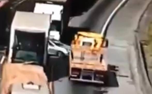 Videó: Ilyen, amikor két kamion darál össze egy személyautót