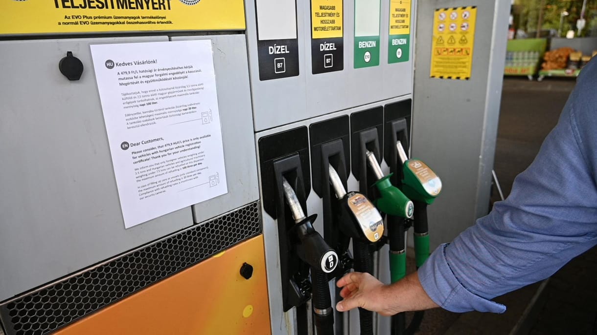 Felfüggesztett börtönt kapott a kamionos, aki rendszámtáblákkal trükközött, hogy hatósági áron tudjon tankolni