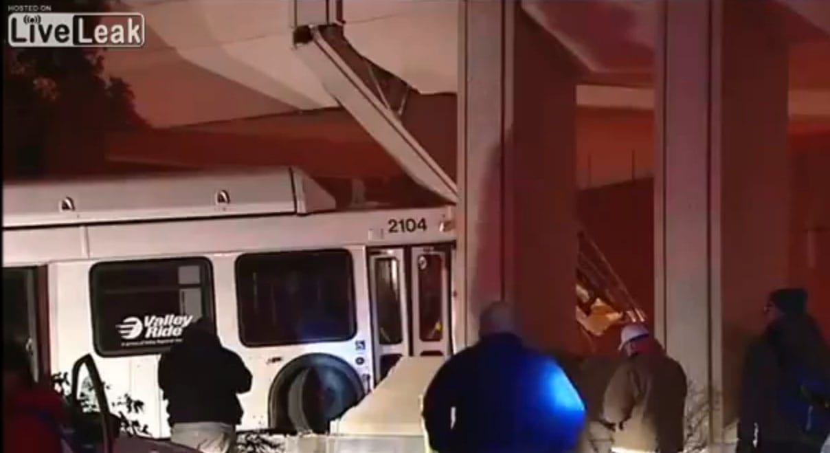 Elaludt a sofőr, épületbe fúródva állt meg a busz - videó