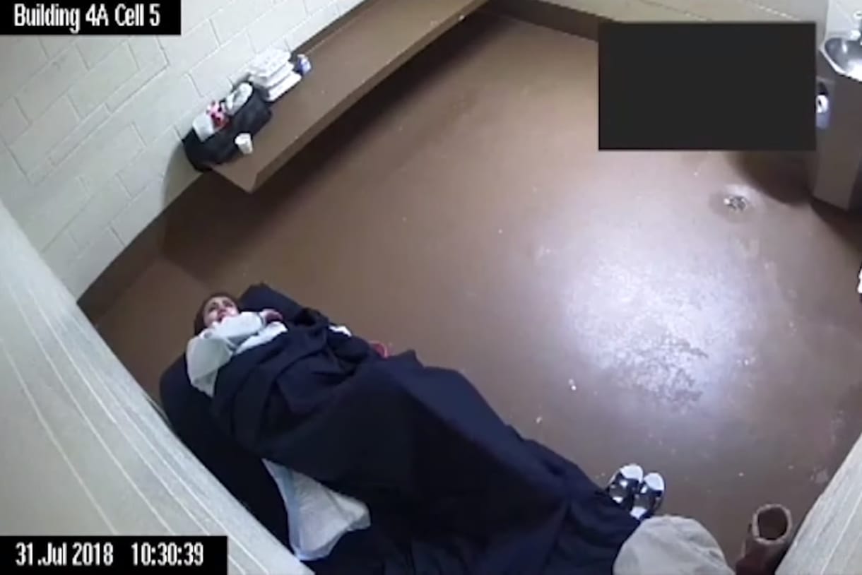 Hiába kiabált segítségért, egyedül szült a börtöncellában – videó