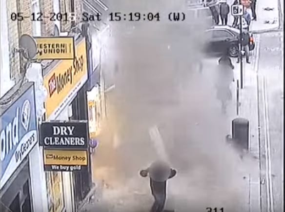 Videó: Egyszer csak ráomlott a tető egy londoni járdára