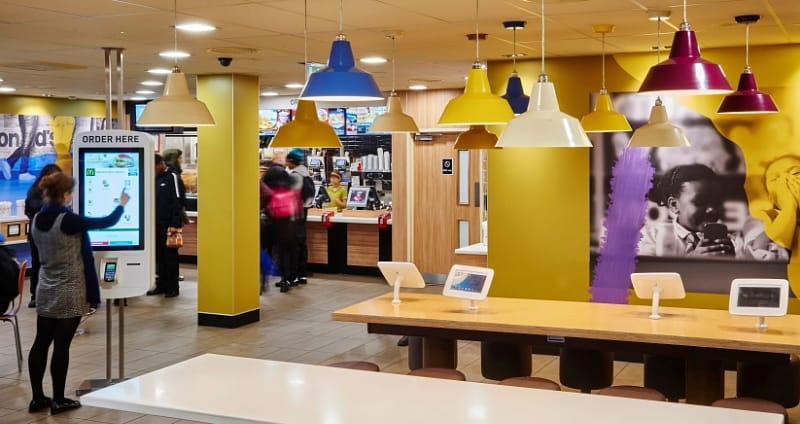 Már nem a McDonald’s készíti a hamburgereket a boltlánc üzleteiben