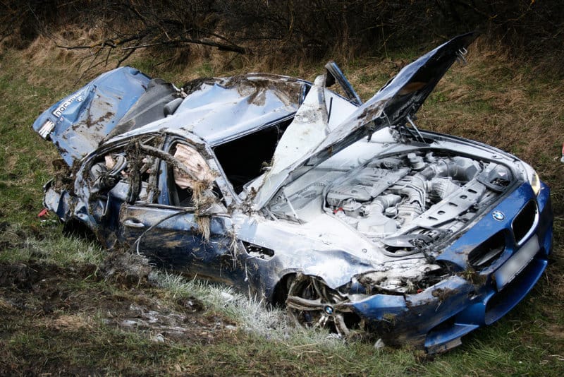 Ennyi marad egy BMW M5-ből, ha 300-zal baleseteznek vele