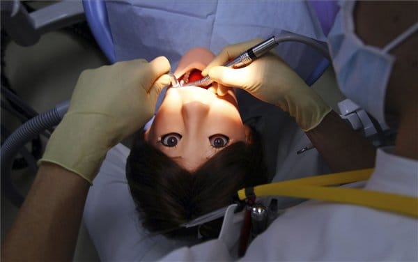 Roboton gyakorolnak a japán fogászhallgatók