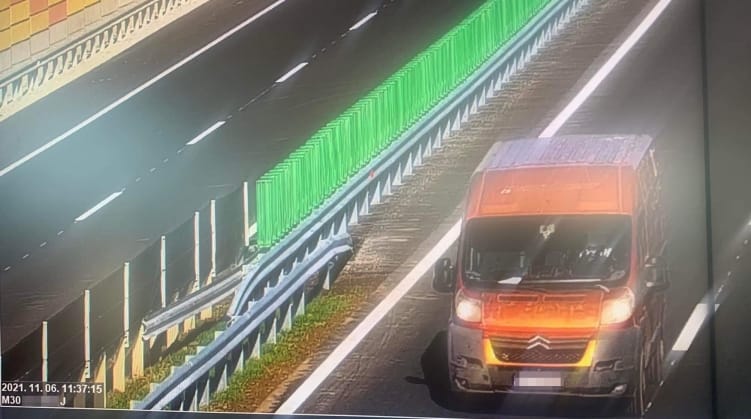 Kilométereket ment a forgalommal szemben egy kisteherautós az M30-as autópályán 