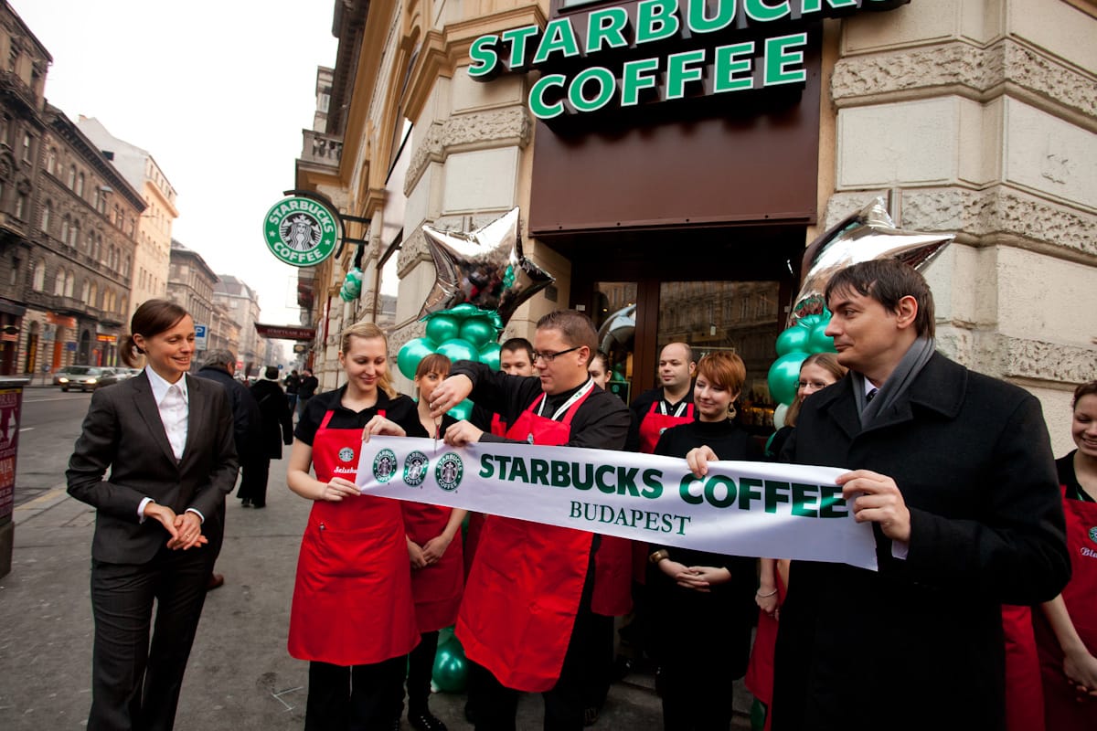 Pénteken nyit az ötödik magyar Starbucks