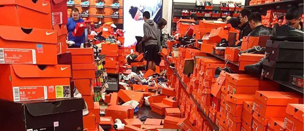 Iszonyatos pusztítást végeztek a vásárlók ebben a Nike-boltban - videó