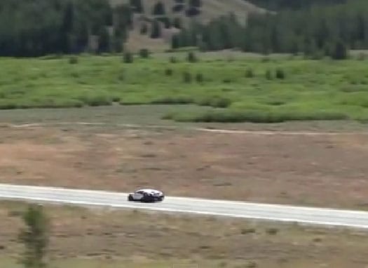 Ilyen, amikor 396-tal száguld közúton a Bugatti Veyron - videó