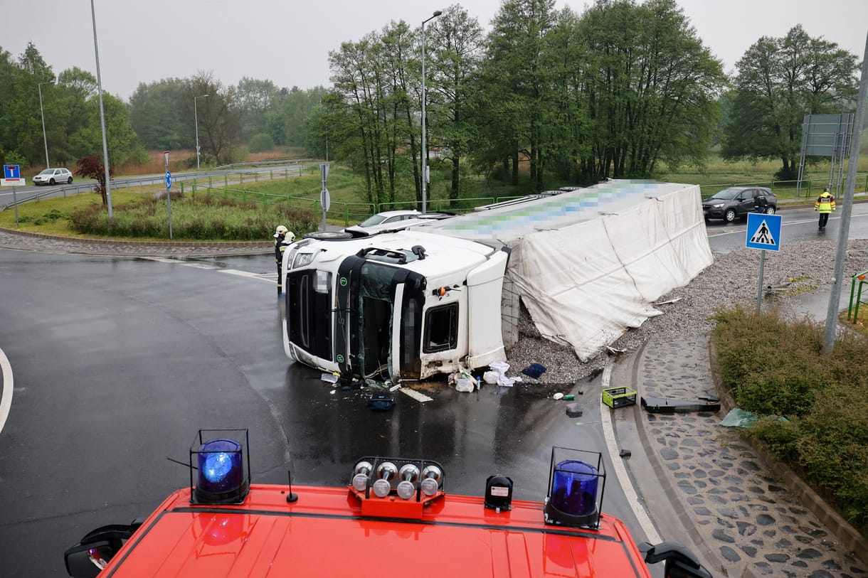 Körforgalomban borult fel egy nyerges vontató, meghalt a sofőrje