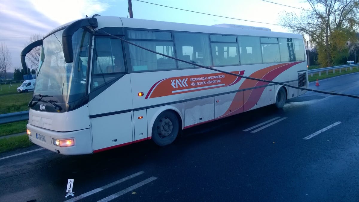 Elektromos vezetékek miatt ragadtak bent az utasok egy buszban Abdán - fotók