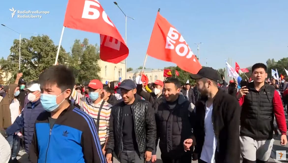 Óriási tüntetések robbantak ki Kirgizisztánban, miután az ellenzék nem jutott be a parlamentbe