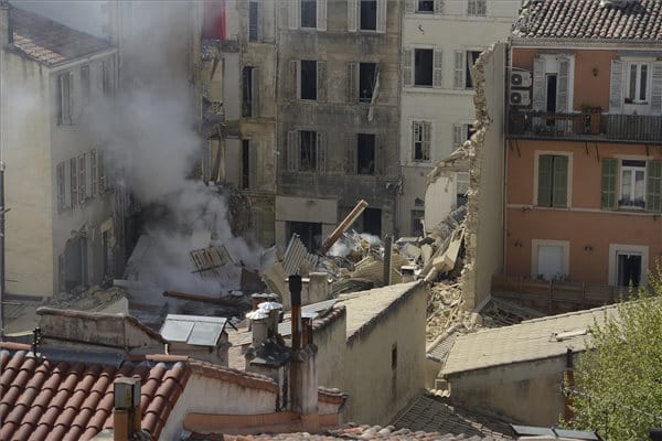 Eddig hat holttestet találtak a Marseille-ben összedőlt lakóház romjai alatt