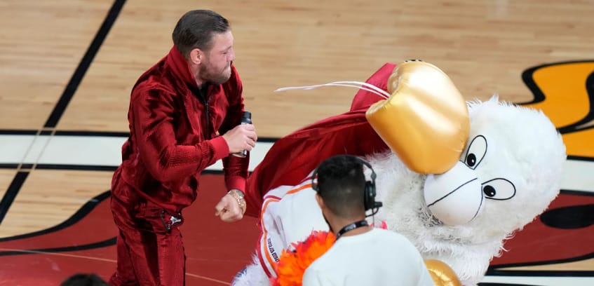 Conor McGregor ütései miatt a Miami Heat kabalafigurája a sürgősségire került