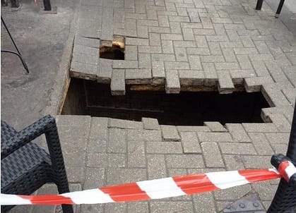 Megnyílt a föld egy nő alatt Londonban, 4 métert zuhant – fotó