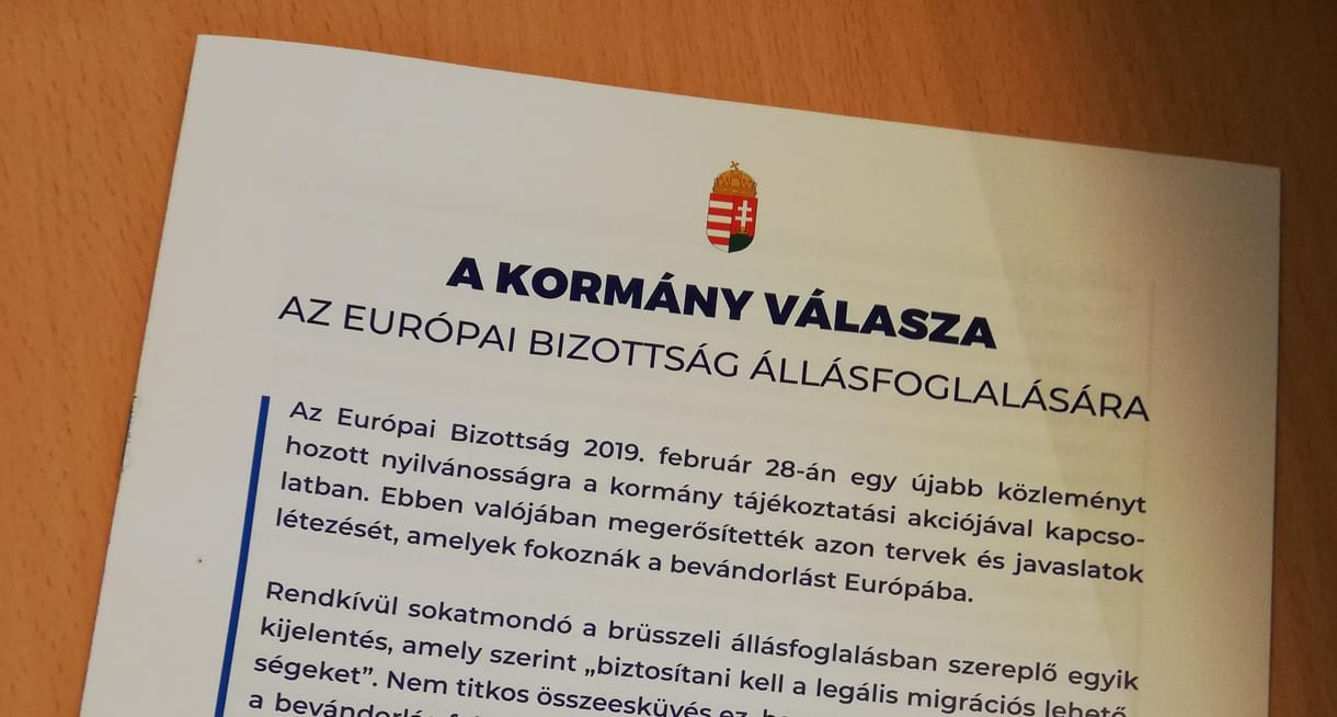 Orbán ígérete ellenére a kormány kedvenc lapja belehúzott a Brüsszel-ellenes kampányba