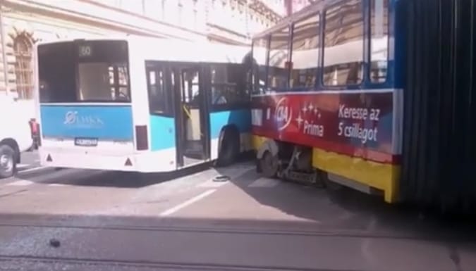 Használhatatlan lett a brutális balesetben összetört szegedi villamos