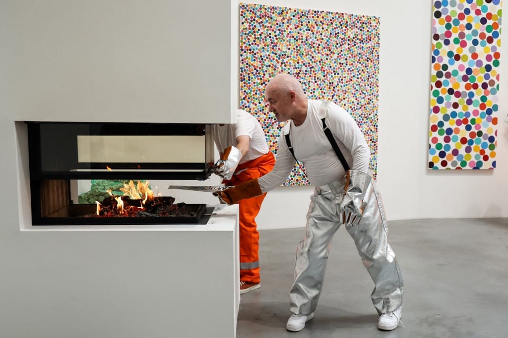 Damien Hirst százával égette el a műalkotásait