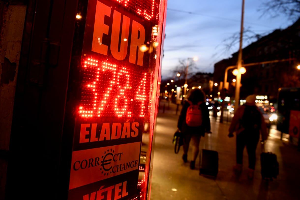 Múlt csütörtöki szintjére erősödött vissza a forint