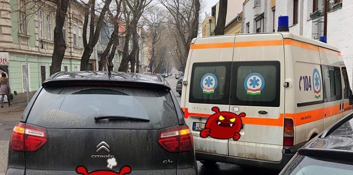 Elállta a mentősök útját és kiabált a szegedi sofőr, a rendőrök gyorsan helyre tették