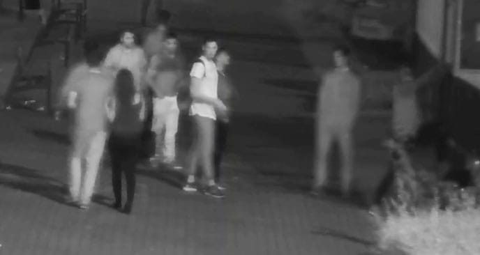Ismét huligánok estek neki a nyíregyházi villamosnak, keresik őket – fotók