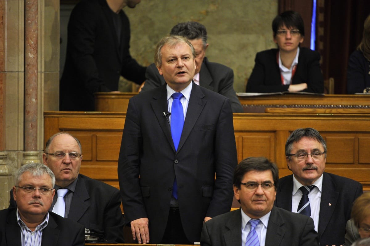Azzal vádolják Hillert, hogy a Fidesz irányába mozdult el
