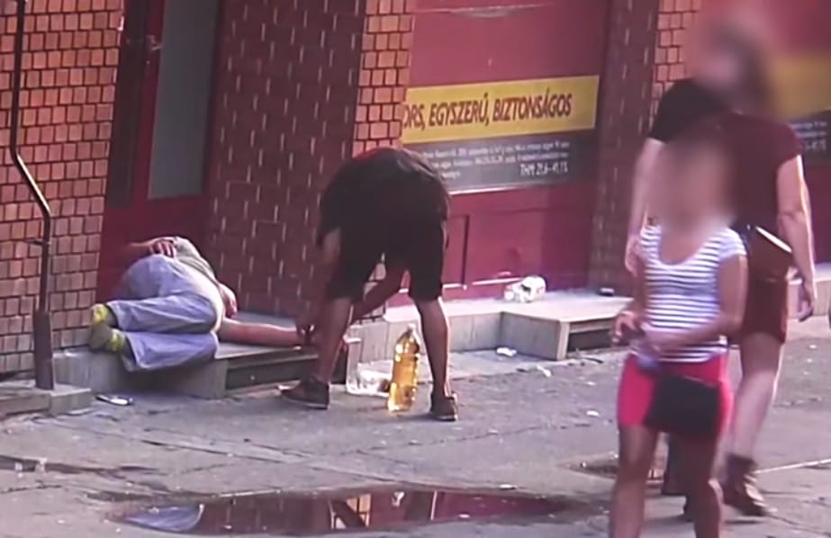 Alattomos tolvajt buktatott le a térfigyelő kamera a Blahánál - videó