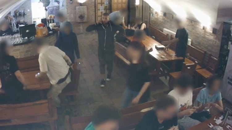 Nem sokáig örülhet a lopott telefonnak ez a terézvárosi férfi, felvette a kamera