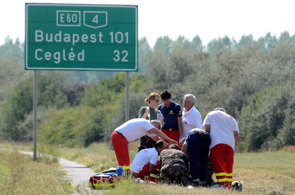 Ejtőernyős baleset: egy kék teherautót vizsgálnak a rendőrök