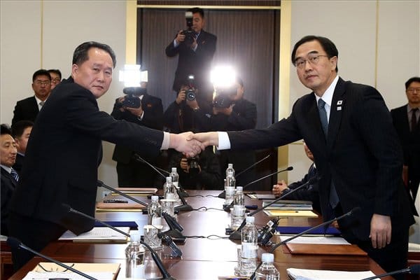 Kipróbálták a két Korea között felizzított forródrótot