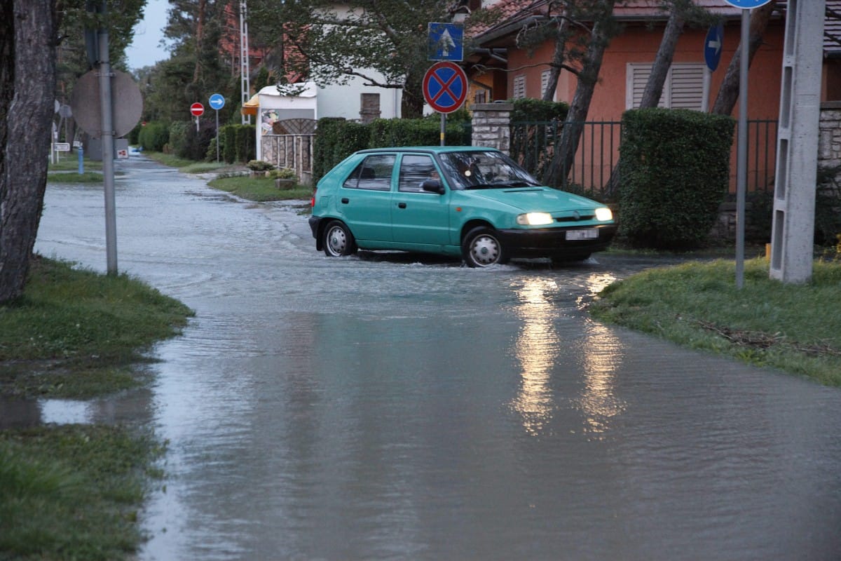 Hogyan vezessünk biztonságosan ilyen viharos időben?