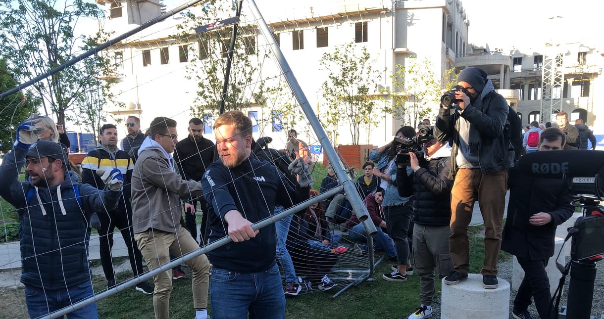 Újra kordont bontott a Momentum a Karmelitánál - videó és fotók a demonstrációról