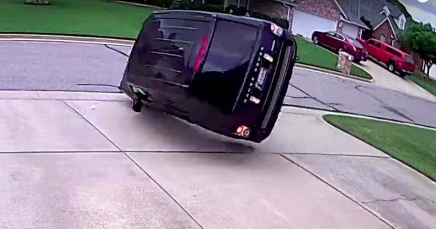 Menőzni akart a 180 fokos fordulással, összetörte a Range Rovert – videó