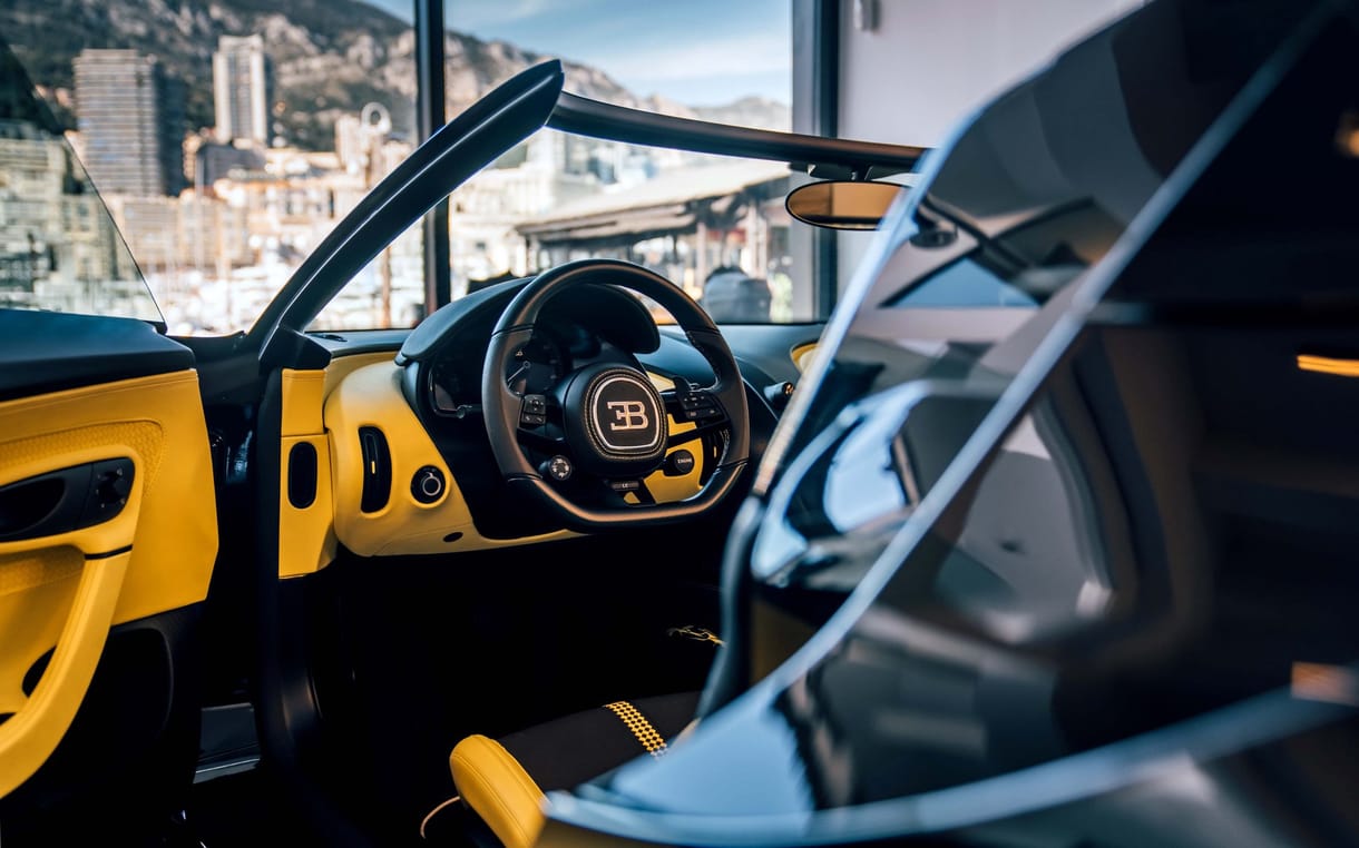 A monacói F1-es pályánál nehéz jobb helyszínt találni egy Bugatti szalonnak