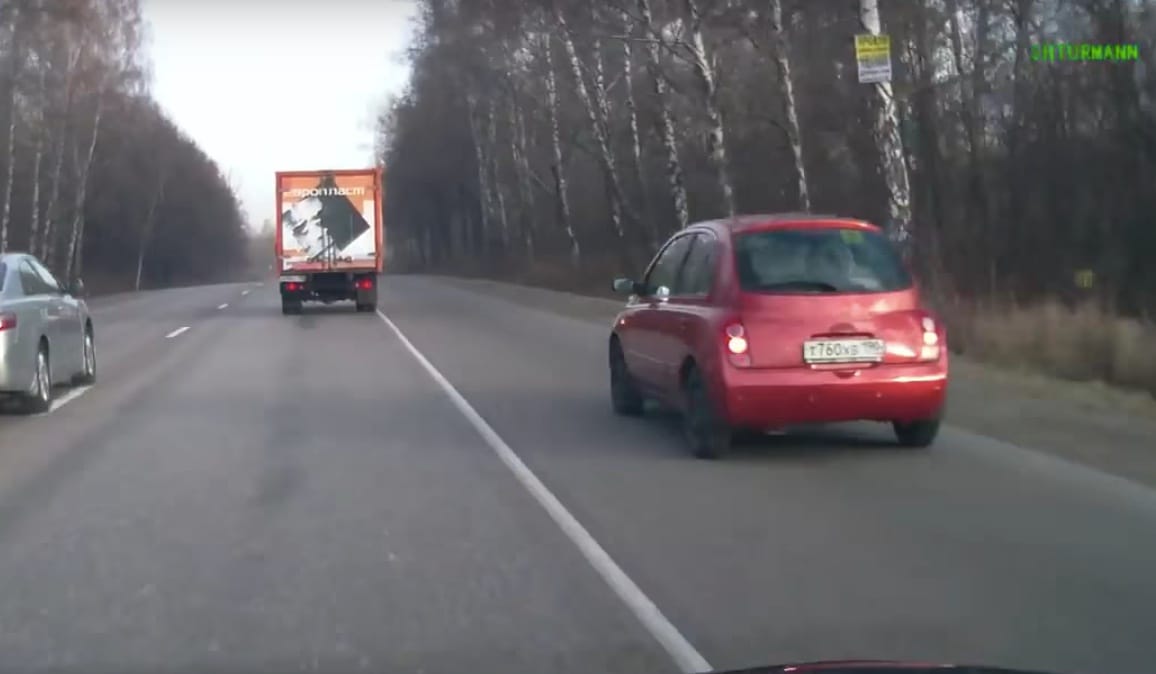Tilosban előzött a Nissan sofőrje, nem kellett volna – videó