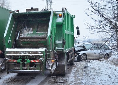 Szemeteskocsiban landolt a megcsúszó BMW