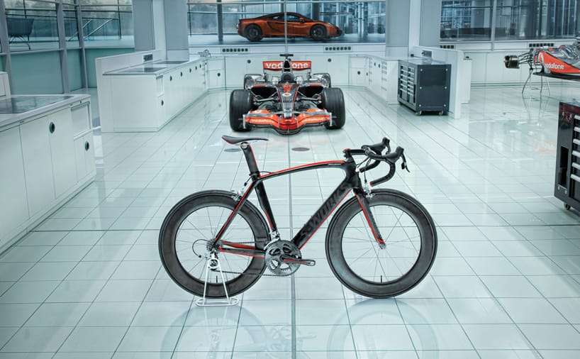 Két kerékre állt a McLaren
