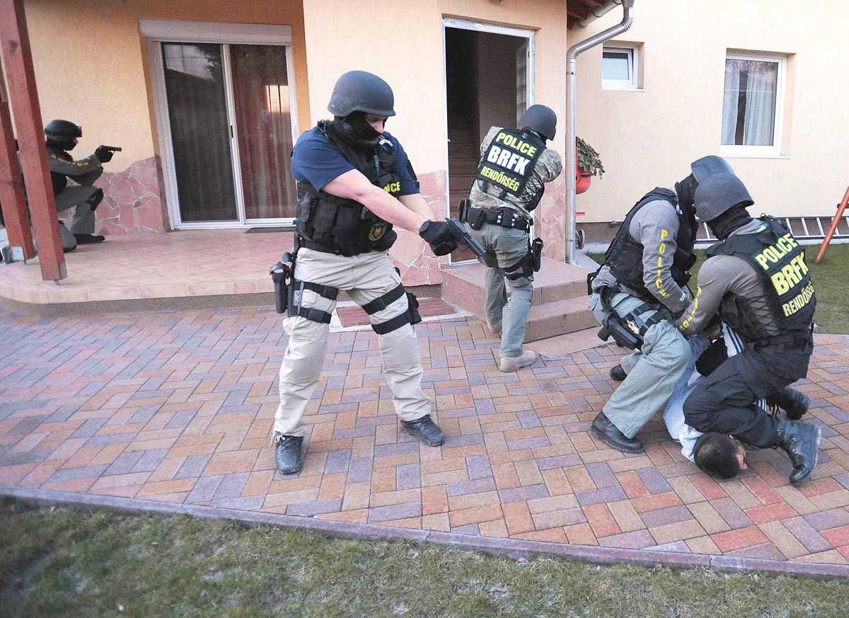 Nyugtat a TEK: nincs baj, csak gyakorlatoznak a kommandósok