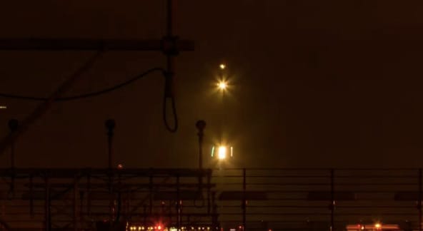 Mint a szentjánosbogarak, úgy röpködnek a repülők ezen a timelapse videón
