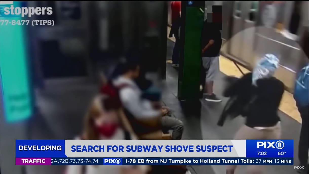 Videó: metró alá lökte áldozatát egy nő a New York-i metróban