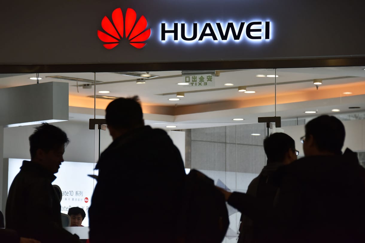 Kirúgták a kémkedéssel vádolt Huawei-alkalmazottat