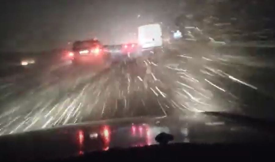 Videó: Szakad a hó az M3-as autópálya mentén is